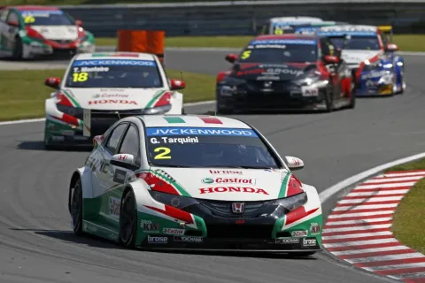 Gabriele Tarquini führte in der ersten Hälfte von Rennen 2
