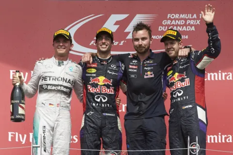 Daniel Ricciardo siegt vor Nico Rosberg und Sebastian Vettel