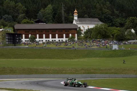 Grünes Auto in grüner Landschaft: Caterham bei Spielberg