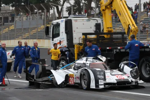 Die Reste von Mark Webbers Porsche nach dessen Unfall