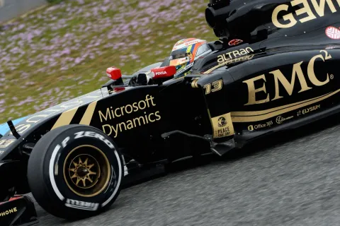 Mit einem Tag Verspätung auf der Bahn: Pastor Maldonado im Lotus