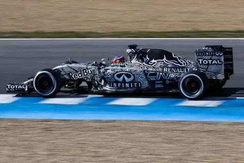 RedBull bringt zum Testen ein Camouflage-Auto