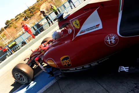 Sebastian Vettel jetzt mit weißem Helm in roten Auto
