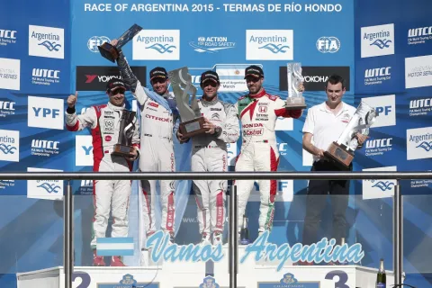 Podium von Rennen 2: Loeb siegt vor Lopez und Monteiro