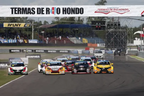 Start zu Rennen 2: Tarquini als Rasenmäher