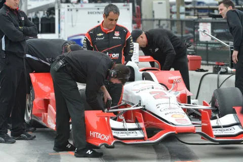 Juan Pablo Montoya vor seinem Penske Chevrolet