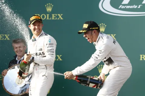 Lewis Hamilton gewinnt vor seinem Teamkollegen Nico Rosberg