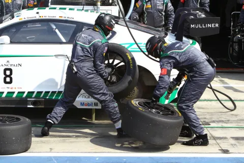 Boxenstopp beim Bentley mit der Startnummer 8