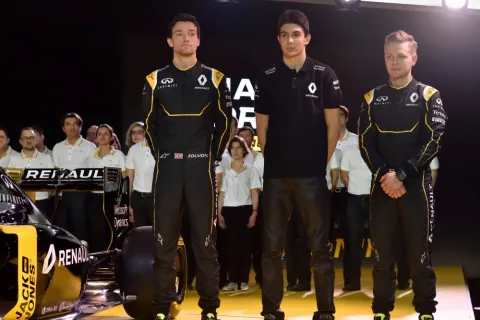Die Fahrer: Jolyon Palmer (links), Testfahrer Esteban Ocon und Kevin Magnussen (rechts)