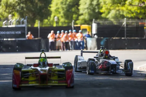 Lucas di Grassi fährt am ausgerollten Antonio Felix da Costa vorbei