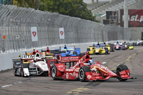 Helio Castroneves verfolgt Scott Dixon
