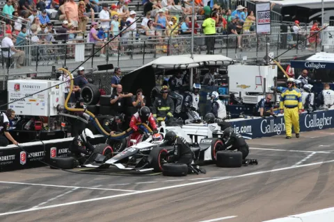Neuling Alexander Rossi beim Boxenstopp