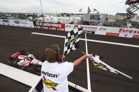 Sebatsien Bourdais dominiert das Rennen vom letzten Startplatz aus