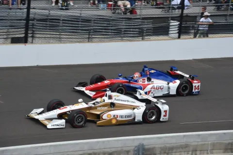 Helio Castroneves im Kampf mit Carlos Munos
