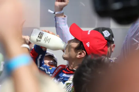 Milch für Takuma Sato: Sieg beim Indy500 2017!