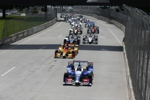 Takuma Sato führt das Feld am Start in Rennen 2