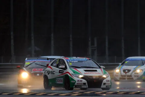 Überzeugender Einstand von Gabriele Tarquini bei Honda