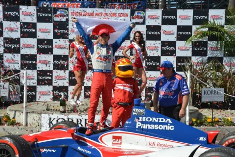 Jubel bei Taku Sato und dem Foyt-Team