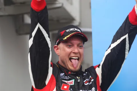 Rob Huff gewinnt Rennen 2