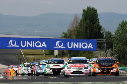 Start zu Rennen 1: Michelisz greift Yvan Muller an