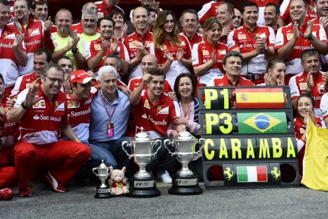 Ferrari bejubelt Sieger Alonso und Platz 3 von Massa