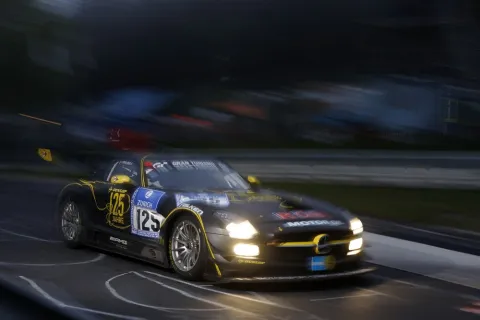 125 Jahre Dunlop wurden auf einem von vier ROWE-Mercedes SLS gefeiert