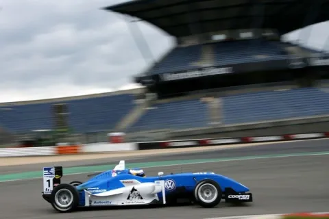 merkwürdig: Saisonfinale der britischen F3 nun am Nürburgring.