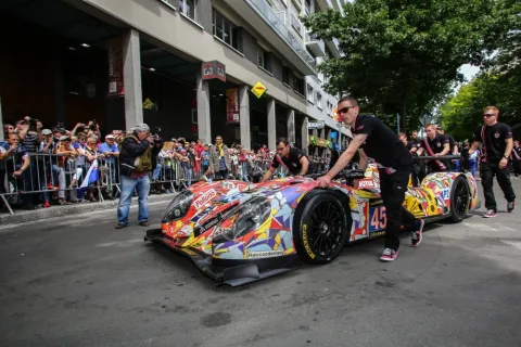 Farbtupfer im Feld: Das Art-Car von Oak Racing