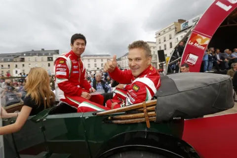 Fahrerparade: Ferrari Nr. 71 - Vilander, Kobayashi und Beretta