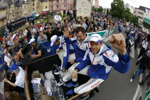 Fahrerparade: Toyota Nr. 7 - Wurz, Lapierre und Nakajima