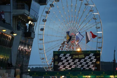 Riesenrad hinter Siegerpodest: Le Mans