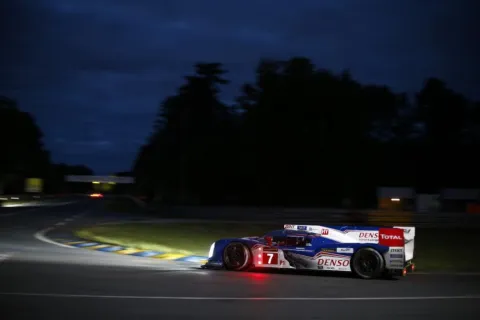 Der Toyota fährt in die Nacht