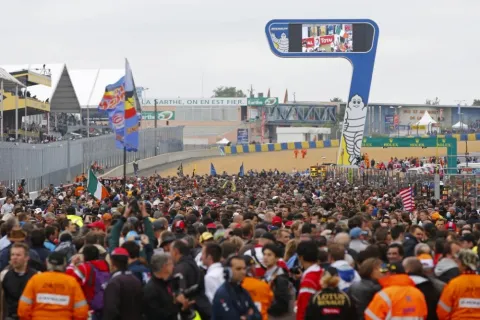 Zuschauermassen vor dem Start in Le Mans