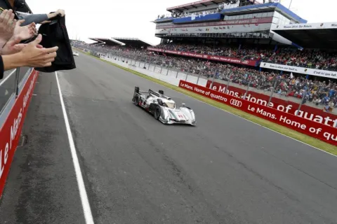 Tom Kristensen fährt den Audi Nr. 2 als Sieger übers Ziel