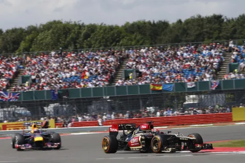 Mark Webber verfolgt Kimi Räikkönen