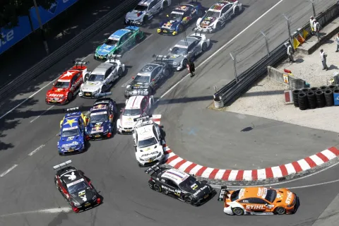 Norisring 2013: In der ersten Kurve wird es eng
