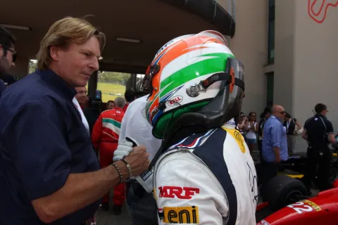 Sieger Narain Karthikeyan mit Teamchef David Sears