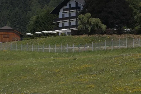 Signatech Alpine und GT Ferrari vor malerischer Landschaft