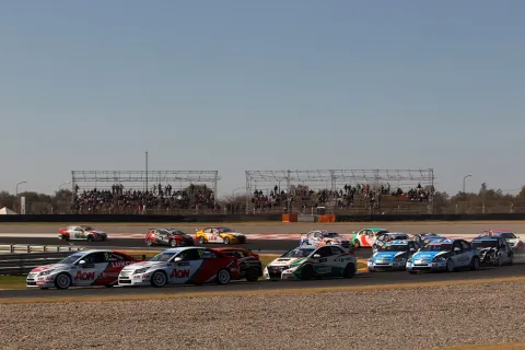 Start zu Rennen 1: Noch führen beide RML Chevrolet