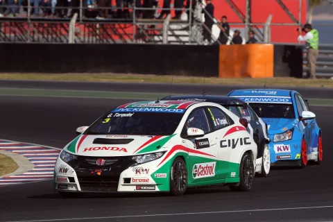 Gabriele Tarquini konnte die Chevrolet Cruze hinter sich halten