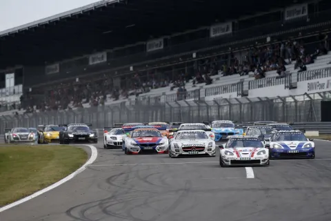 Start zu Rennen 1 - noch führen zwei Corvette