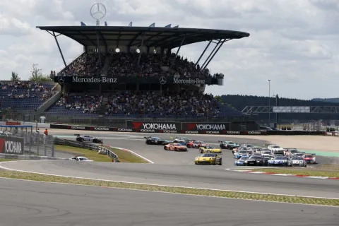 Start zu Rennen 2: Jeroen Bleekemoelen führt das Feld durch die Mercedes Arena
