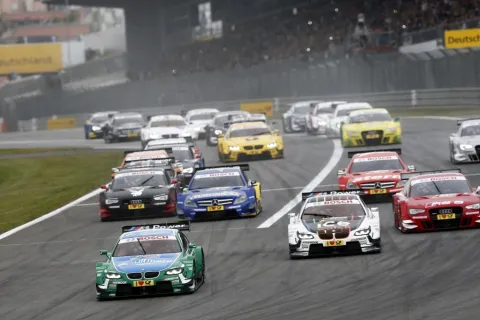 Start bei leichtem Regen am Nürburgring