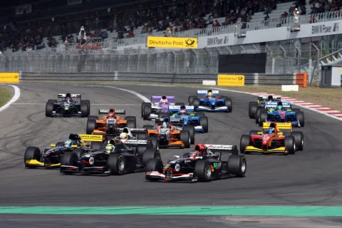 Start zu Rennen 1 - Karthikeyan ist schon durch