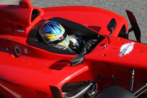 Adrian Quaife-Hobbs, Meister des jahres 2012, testete im umgebauten Lola des Vorjahres