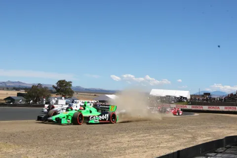 Action von James Hinchcliffe