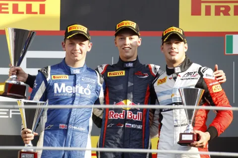 Podium am Samstag: Kvyat siegt vor Yelloly und Regalia