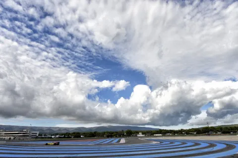 Weiß-blauer Himmel über Südfrankreich