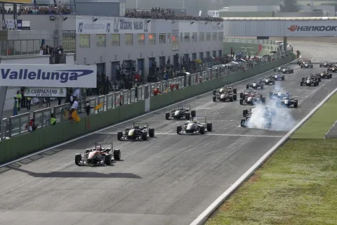Start zu Rennen 2: Marciello mit seltenem technischem Defekt