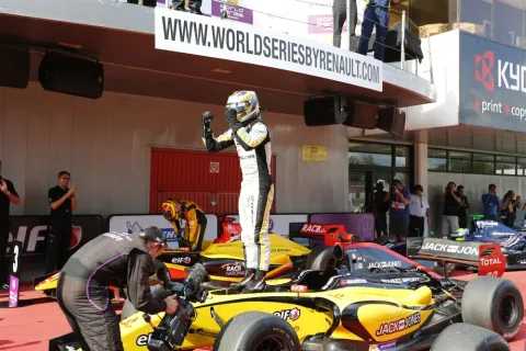 Kevin Magnussen hat es geschafft: Gesamtsieger der Formel Renault 3.5 im Jahr 2013!